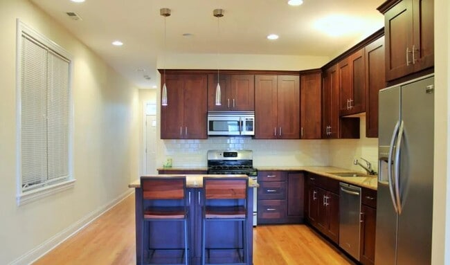 Building Photo - 1401 W Altgeld St Unit 2 Rental