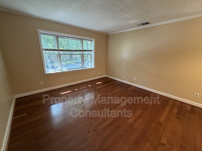 Photo - 2083 Woodlawn Dr SW