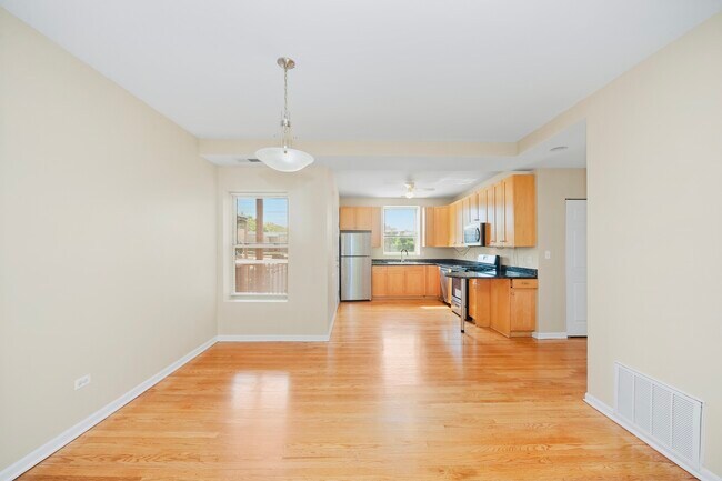 Photo - 1243 W Rosemont Ave Casa