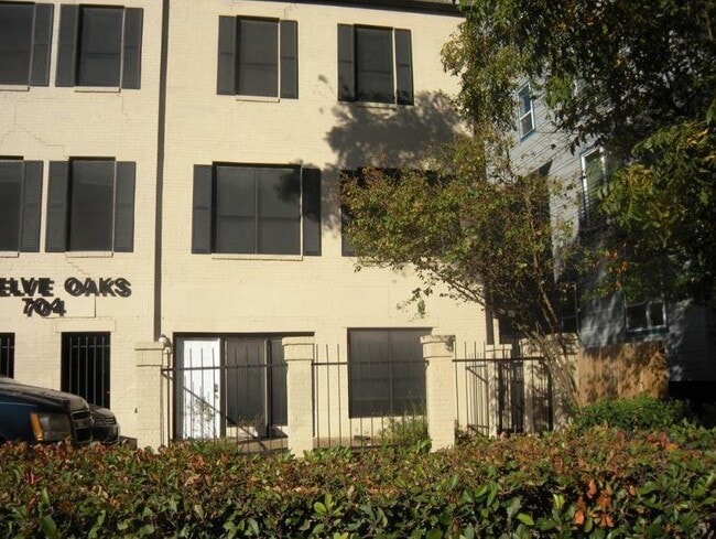 Building Photo - 704 W 21st St Unit 304