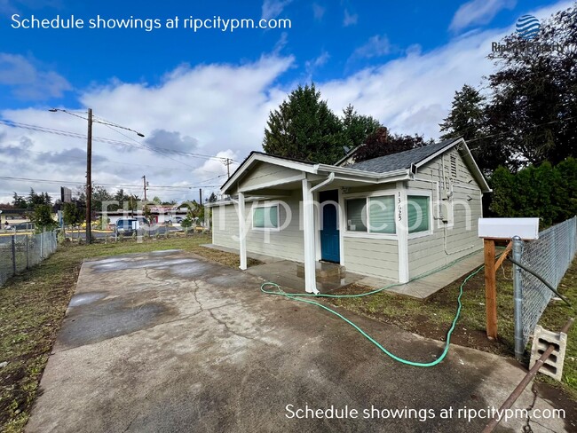 Nicely updated 2bed 1-bath home with yard! - Nicely updated 2bed 1-bath  home with yard!