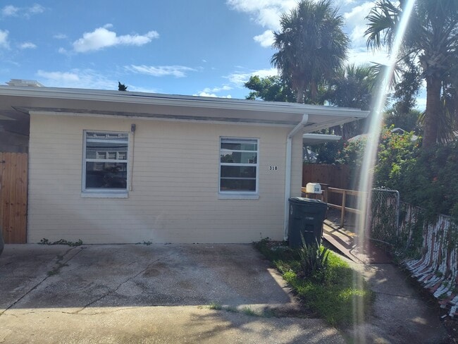 Building Photo - 318 N Oleander Ave Rental