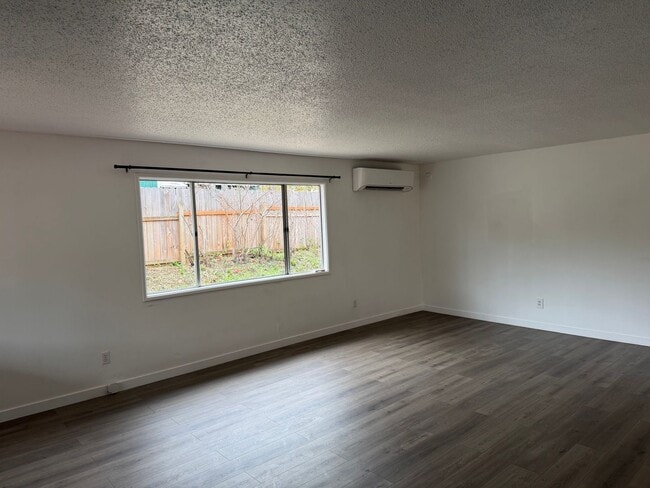 Photo - Updated 4 bedroom, 1 bath home in Eugene!