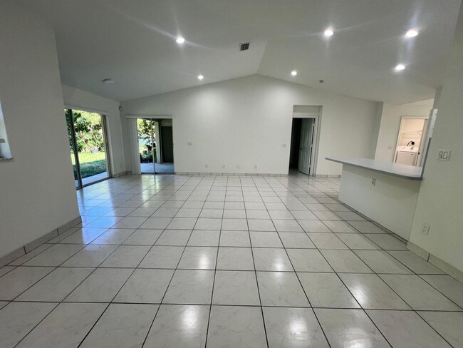 Photo - 1096 Staghorn St