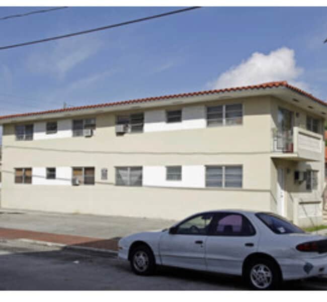 Building Photo - 585 SW 13th Ave Unit One