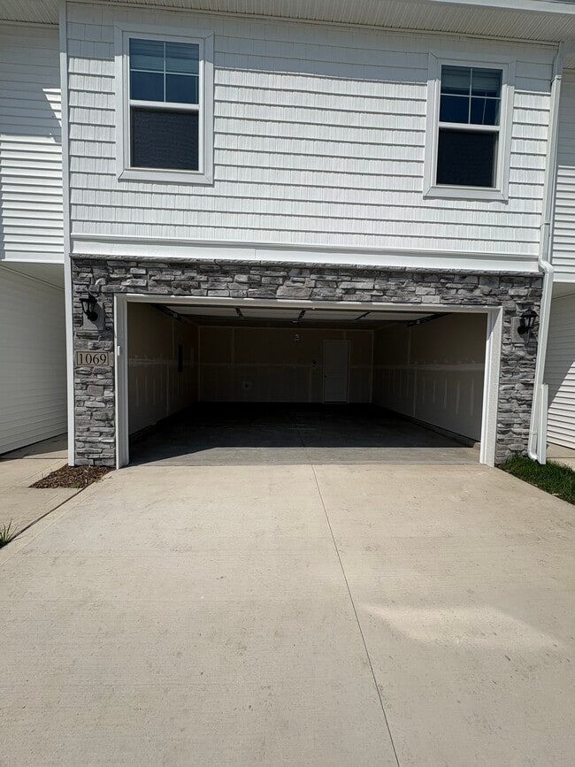 Photo - 1069 Daisy Ln