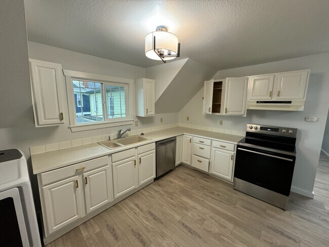 Remodeled kitchen with new appliances - 2318 Hoyt Ave Townhome