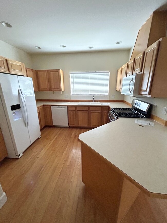 Elegant 3 Bed + Loft + Bonus End Unit in R... - Elegant 3 Bed + Loft + Bonus End Unit in R...