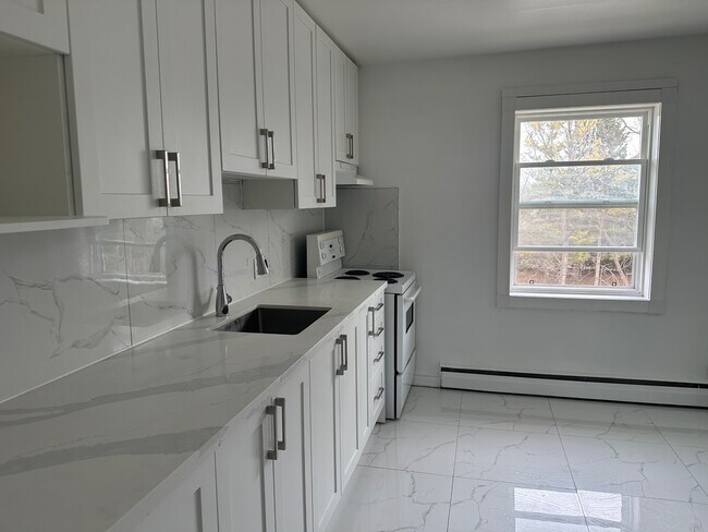 Photo - 119 Rossland Rd E Unit 4