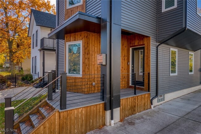 Photo - 1928 W 48th St