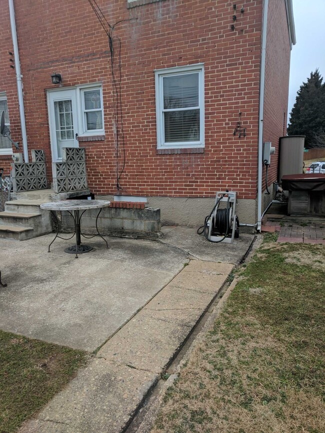 Building Photo - 1219 Brewster st. Unit #2