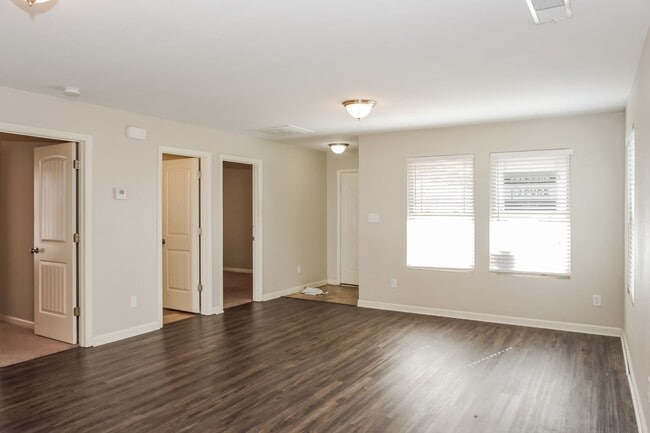 Photo - 135 Wethersfield Dr