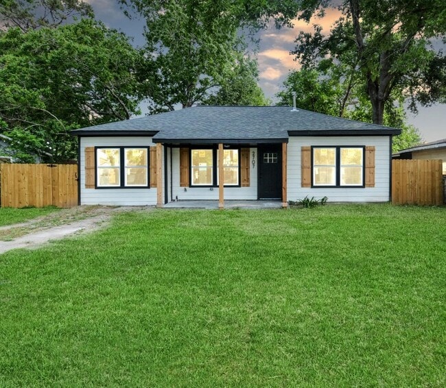 Building Photo - 2707 Mc Nay Dr