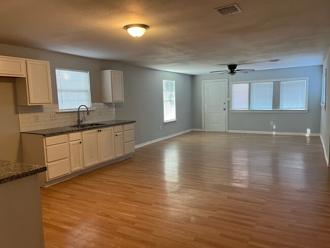 Photo - 8826 Crestview Dr
