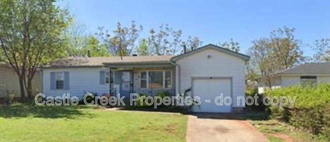 1104 Hickory Ln