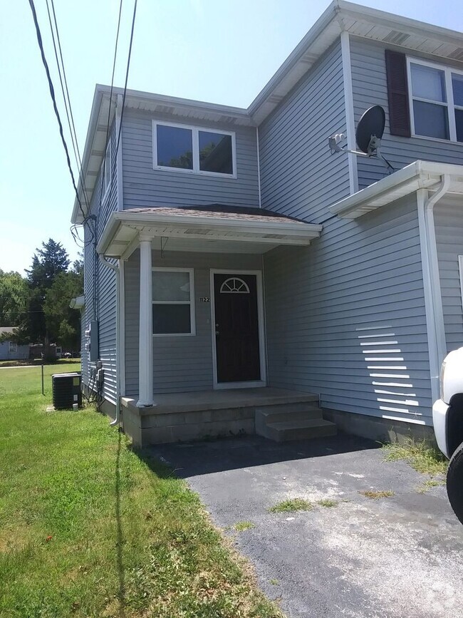 Building Photo - 3 bedroom, 1 1/2 bath townhouse in great l...