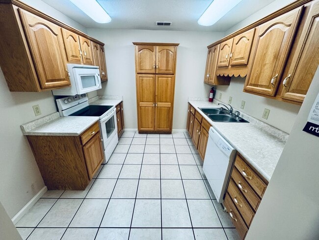 Photo - FOR LEASE- CONDO LOCATED IN A 55+ COMMUNITY!