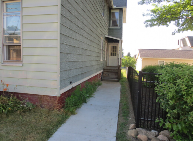 1st Floor Front Entrance - 448 E 27th St Apartments