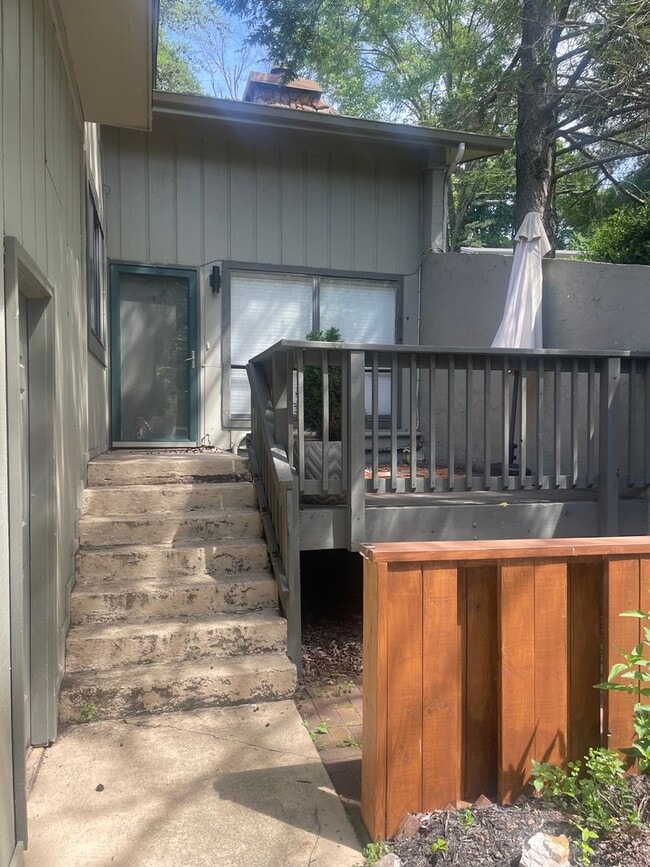 Photo - Knoxville 37918 - 2 bedroom, 2.5 bath Townhome - Contact Lisa Vineyard & Shannon Russell (865) 21...