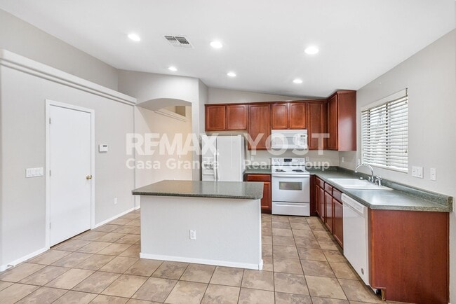 Photo - Open Concept living with tons of living space!