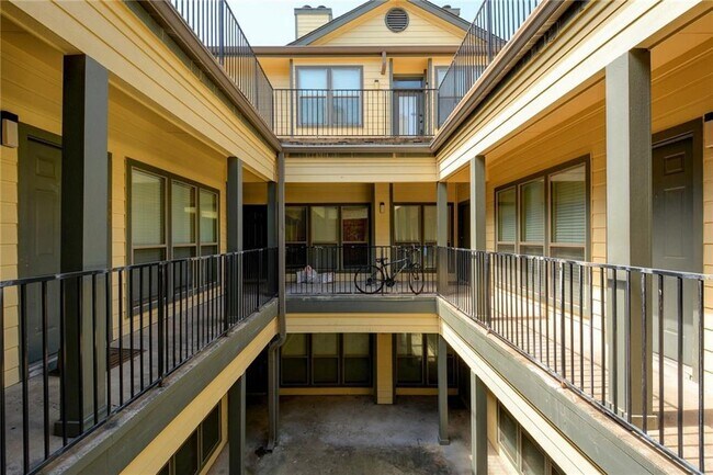 Photo - 914 W 26th St Unit 206