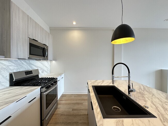 Photo - 3207 N Narragansett Ave Unidad 603