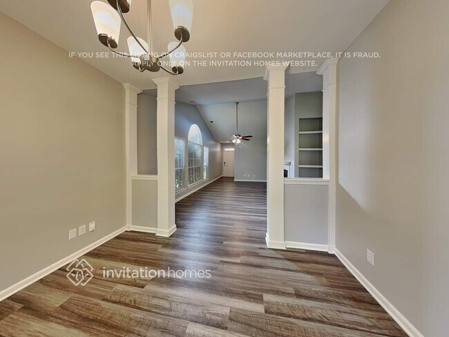 Photo - 594 Viking Pl SW