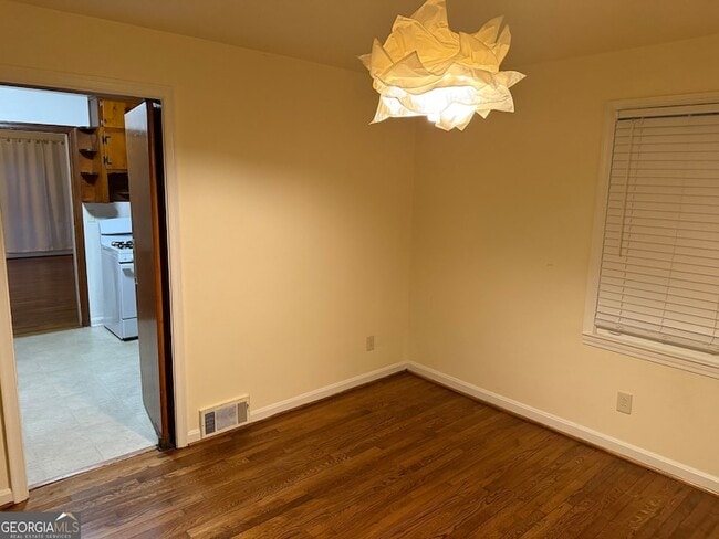 Photo - 2022 Woodbine Terrace NE