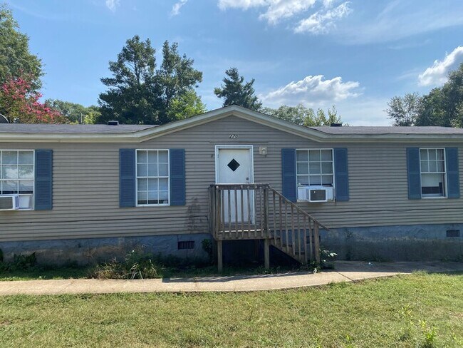 Building Photo - Spacious mobile home in a lovely community located in downtown area of Athens.