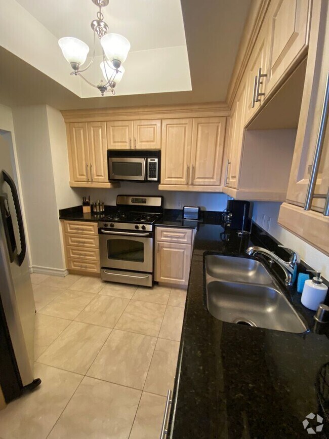Building Photo - Charming Fully Furnished 1 Bedroom Condo: ...