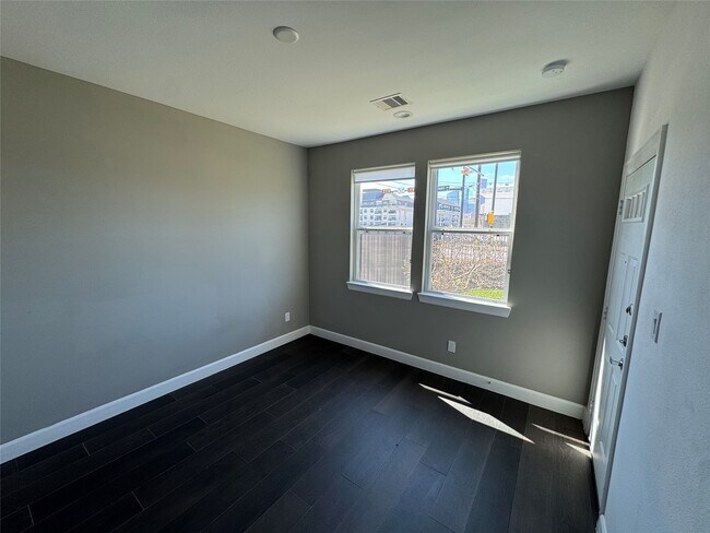 Photo - 304 Jensen Dr