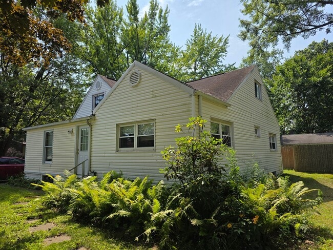 Building Photo - 2164 Penguin Ave