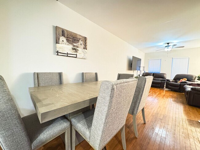 Photo - Beautiful 3 Bed 3.5 Bath Interior Townhome In Vibrant Brambleton Landbay