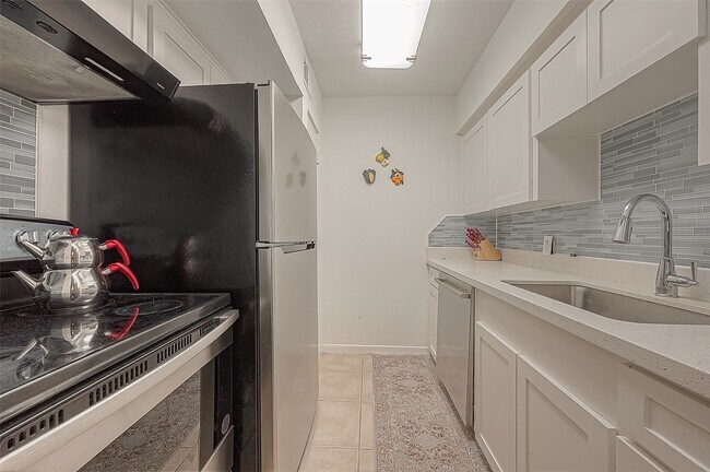 2201 Fountain View Dr Unit 9