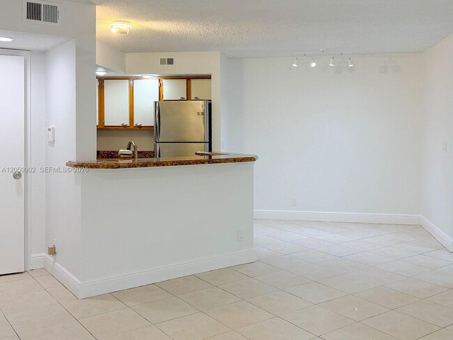 Building Photo - 643 Vista Isles Dr Unit 1812