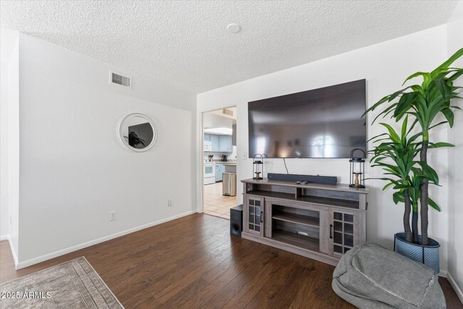 Photo - 516 N Hobson Plaza