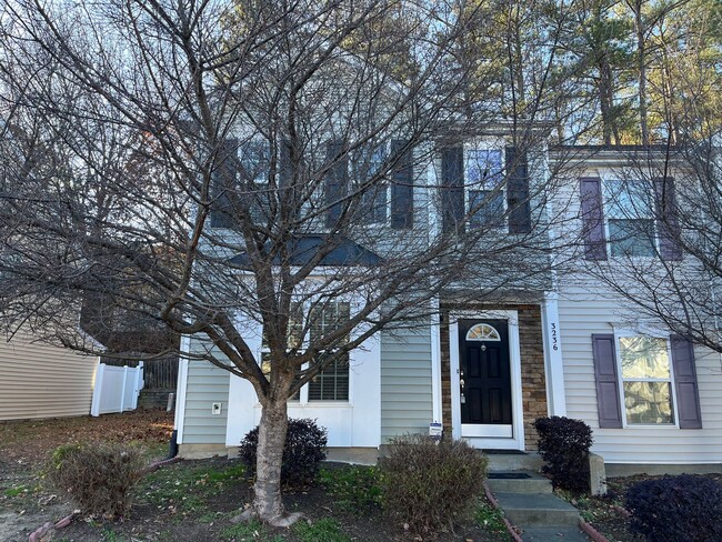 Stunning 3BD, 2.5BA Durham Townhome in a G... - Stunning 3BD, 2.5BA Durham Townhome in a G...