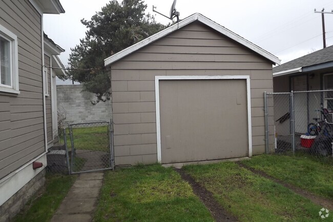 Building Photo - 2 bedroom, 2 bathroom house.