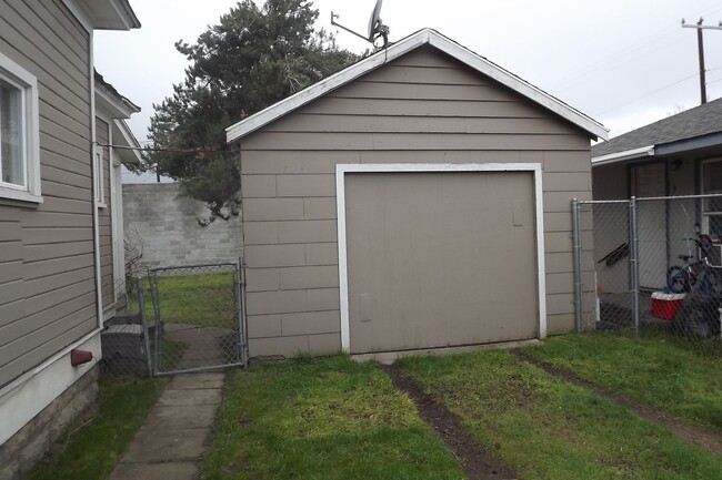 2 bedroom, 2 bathroom house. - 2 bedroom, 2 bathroom house.