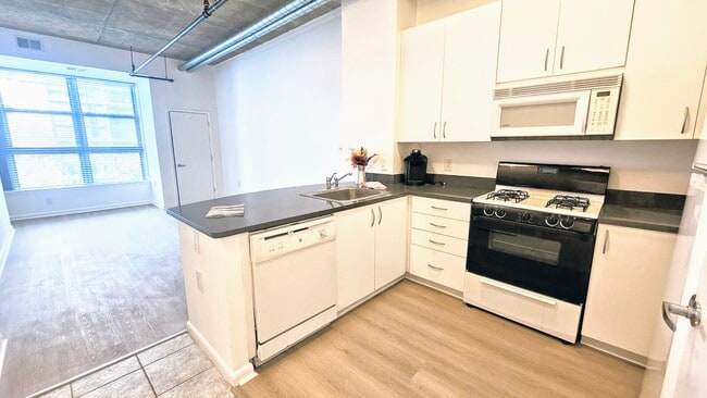 Building Photo - 1300 N St NW Unit 318