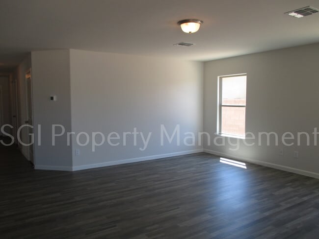 Photo - 1053 Greyhawk Loop