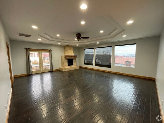 Building Photo - 3 bed 3 bath home - Located just below The...