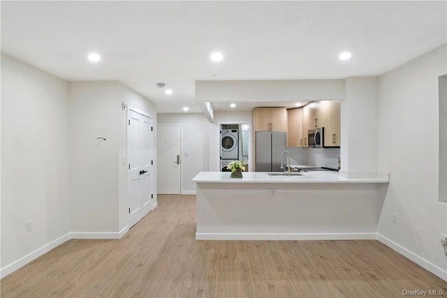 Building Photo - 348 Main St Unit 3D