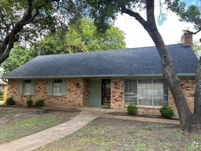 Building Photo - Discover the perfect mix of elegance and c... Rental