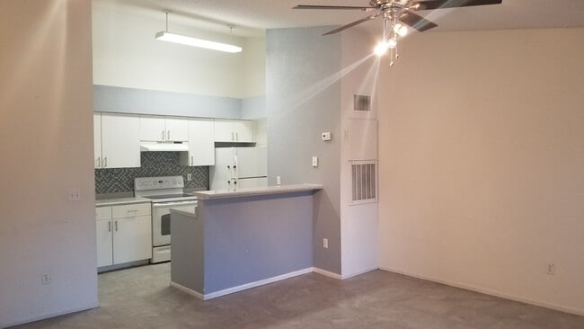 Building Photo - 5064 Park Central Dr Unit 2134