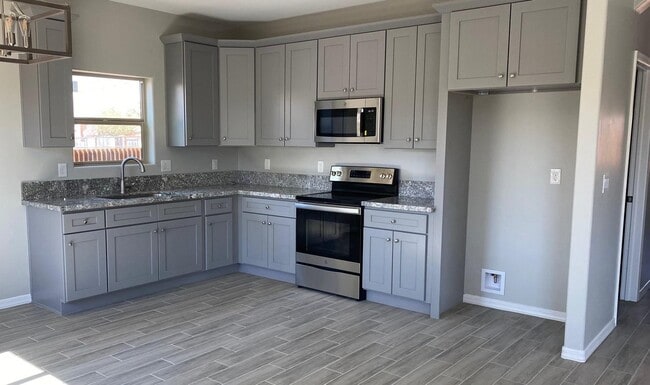 Photo - 260 W 24th St