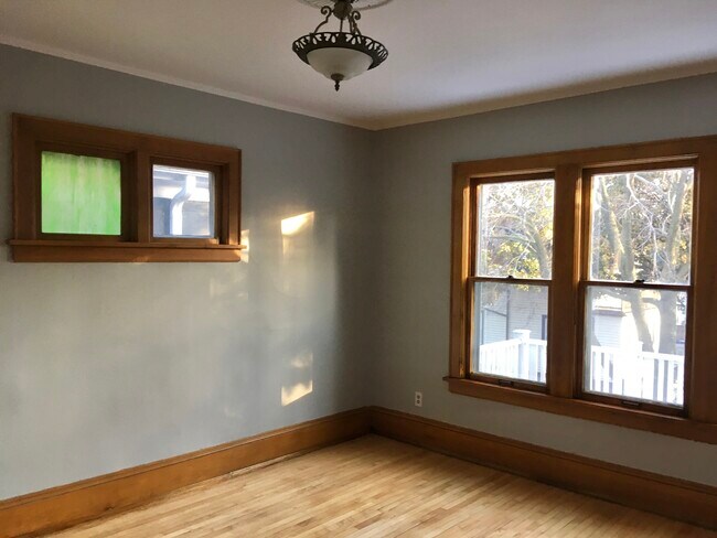 living room - 822 E Auer Ave