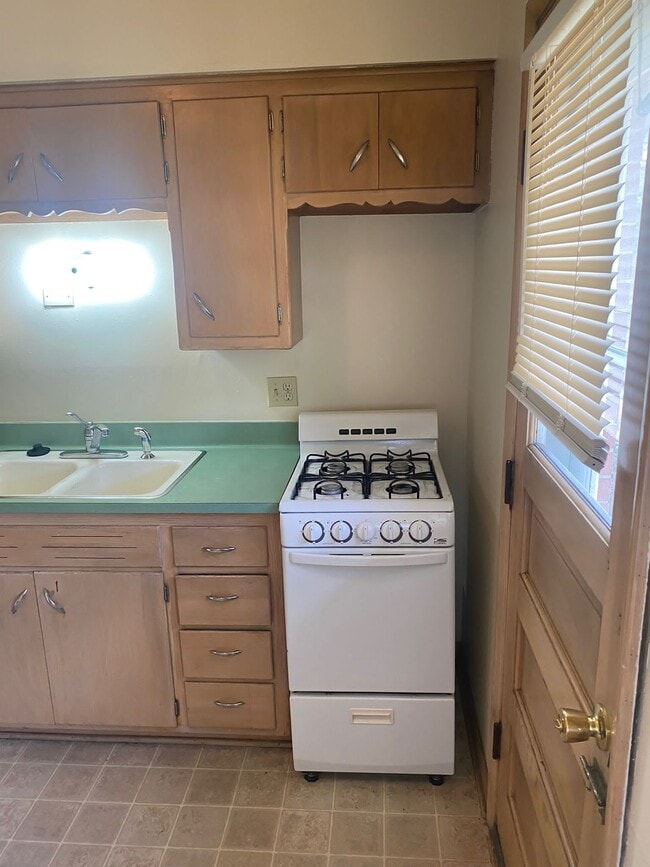 Building Photo - 3281 N Oakland Ave Unit 2 bedroom