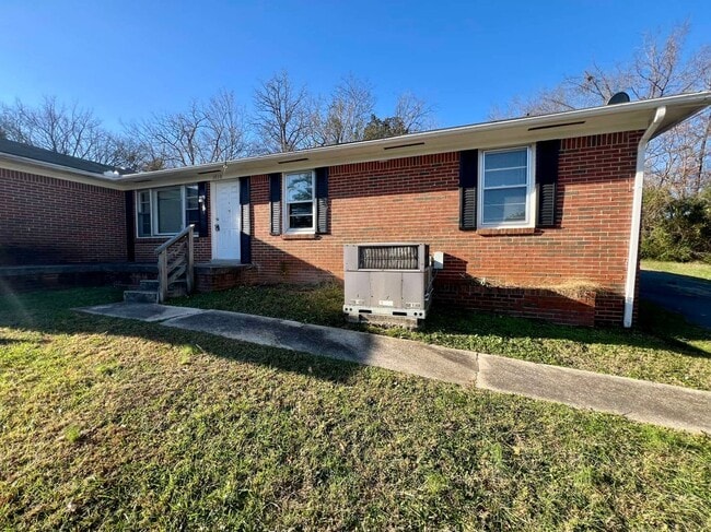 Photo - 3 Bedroom Duplex near Murfreesboro City Center! *Large Carport*