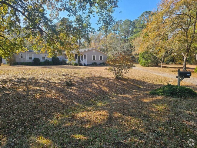 Building Photo - Lovely 3-Bedroom Home with Fenced Yard & R...